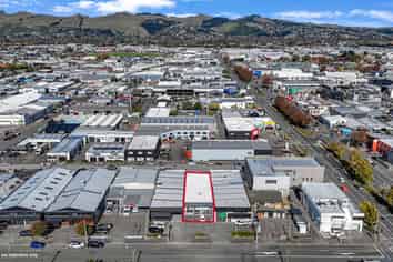 Entry level showroom/warehouse close to the CBD