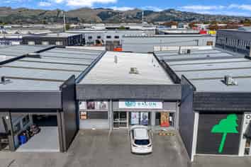 Entry level showroom/warehouse close to the CBD