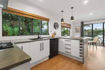 51B Meadowland Street, Matua