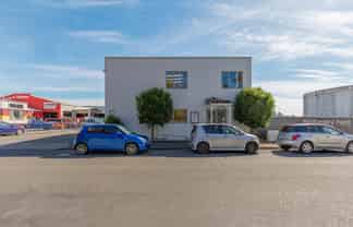 Modern Fringe-CBD Showroom/Warehouse & Office