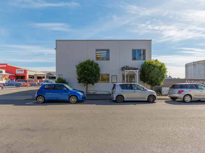 Modern Fringe-CBD Showroom/Warehouse & Office