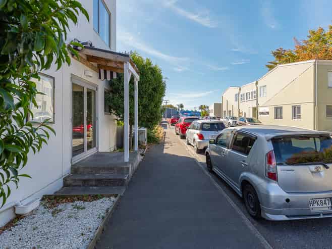 Modern Fringe-CBD Showroom/Warehouse & Office