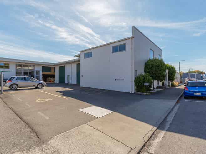 Modern Fringe-CBD Showroom/Warehouse & Office