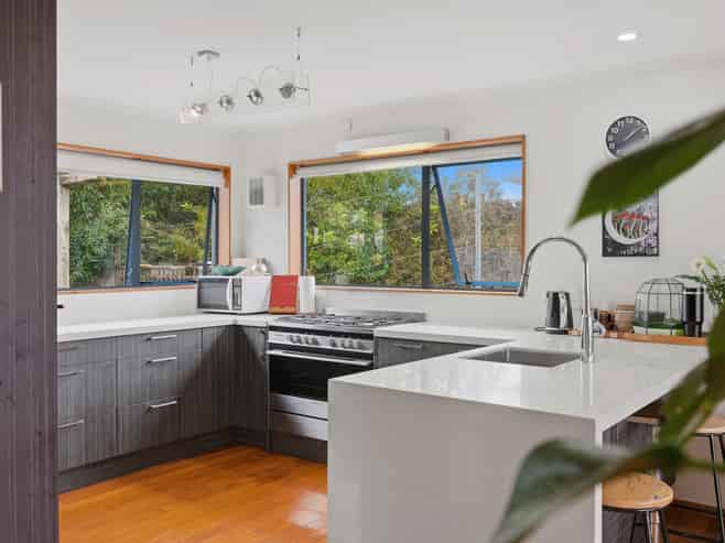 16 Bush Point Road, Taipa