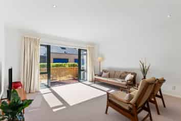 6 Futuna Close, Karori