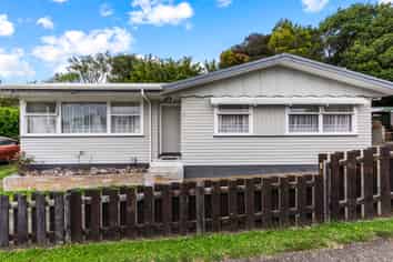 3 Jonathan Way, Paparangi