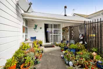 84 and 84a Argyle Street, Hawera