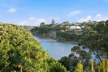 1 Churchill Road, Murrays Bay
