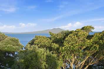 1 Churchill Road, Murrays Bay