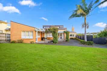 1 Churchill Road, Murrays Bay