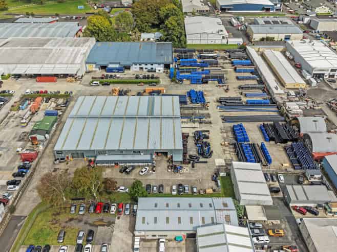 Great Hard-working Warehouse with Big Yard, Big Power and Gantrys 