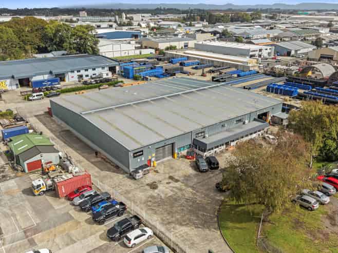 Great Hard-working Warehouse with Big Yard, Big Power and Gantrys 