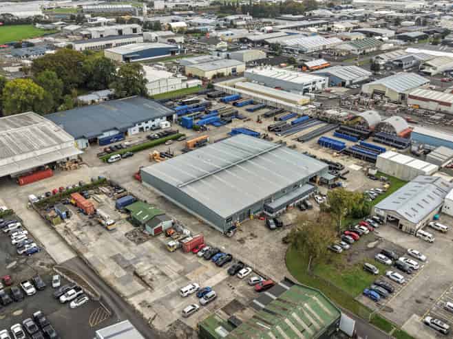 Great Hard-working Warehouse with Big Yard, Big Power and Gantrys 