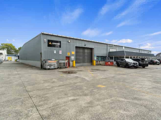 Great Hard-working Warehouse with Big Yard, Big Power and Gantrys 