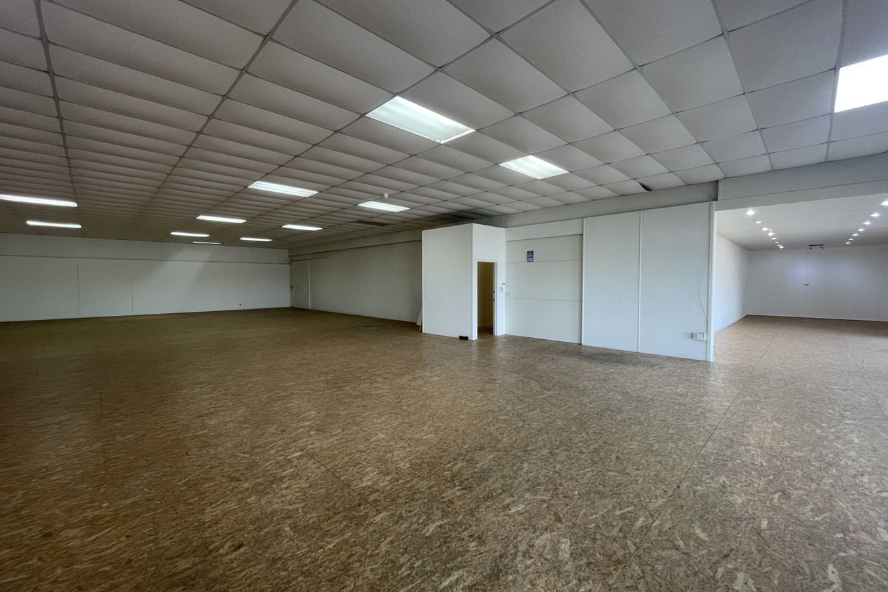 Prime location for showroom - Vista 4
