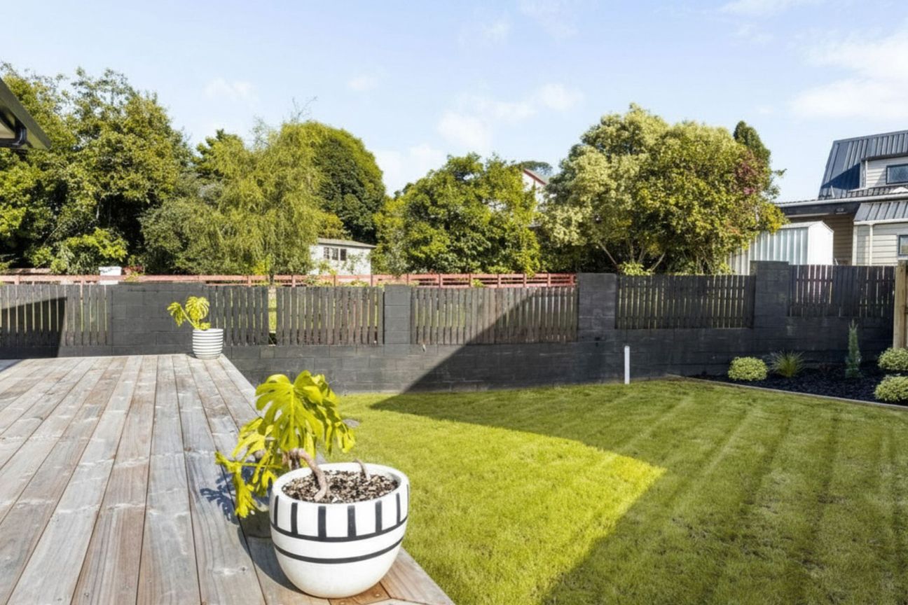 Brand New + Oversized Garage = Smart Buying - Bild 4