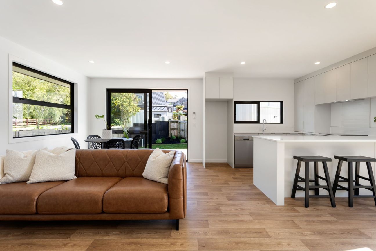 Brand New + Oversized Garage = Smart Buying - Bild 6