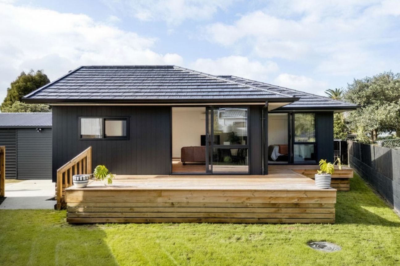 Brand New + Oversized Garage = Smart Buying - Bild 2