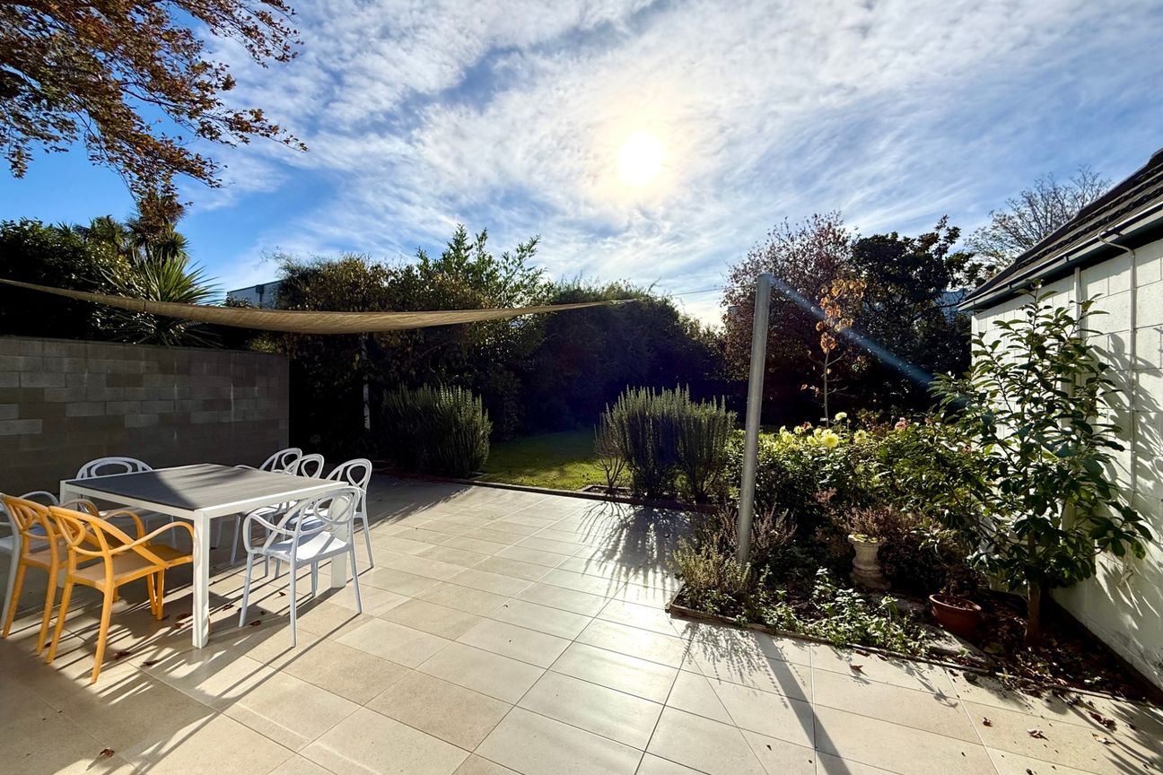 FULLY FURNISHED EXECUTIVE LIVING FAMILY HOME IN SUPERB LOCATION! - Bild 2