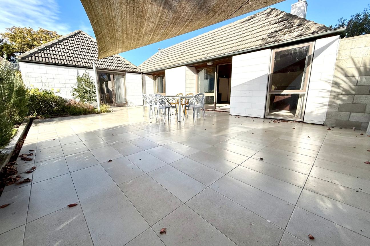 FULLY FURNISHED EXECUTIVE LIVING FAMILY HOME IN SUPERB LOCATION! - Bild 3
