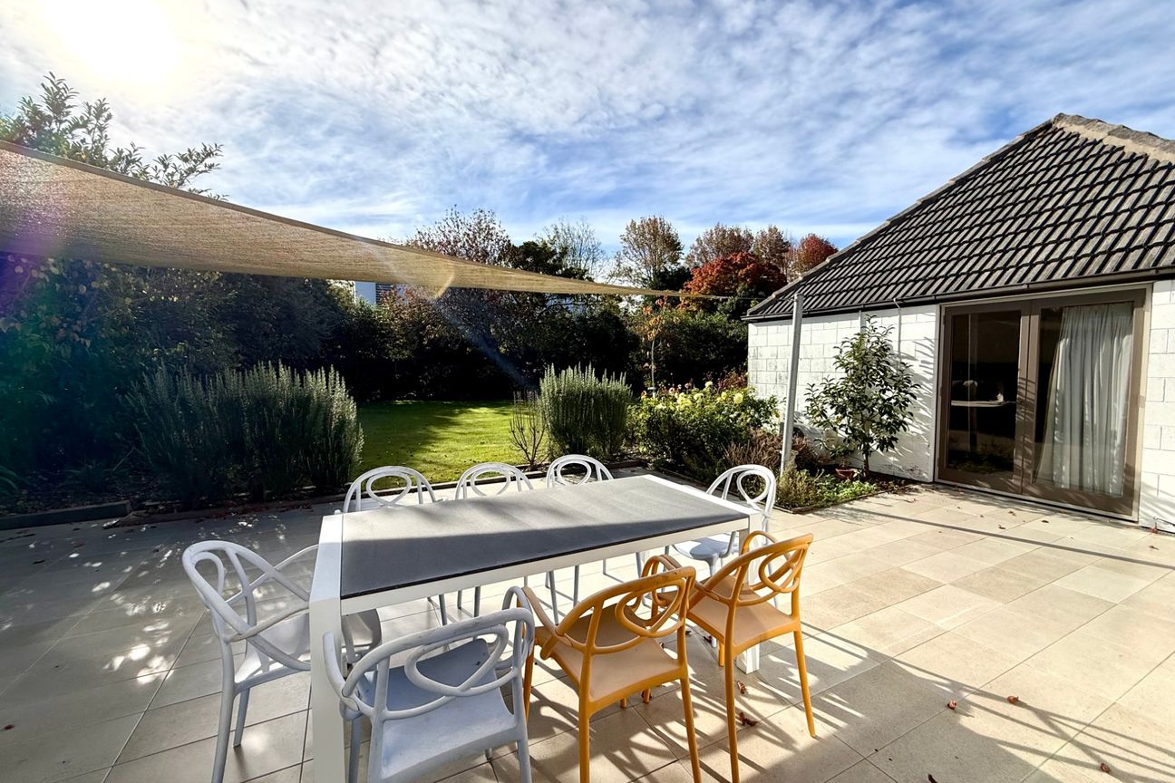 FULLY FURNISHED EXECUTIVE LIVING FAMILY HOME IN SUPERB LOCATION! - Bild 4