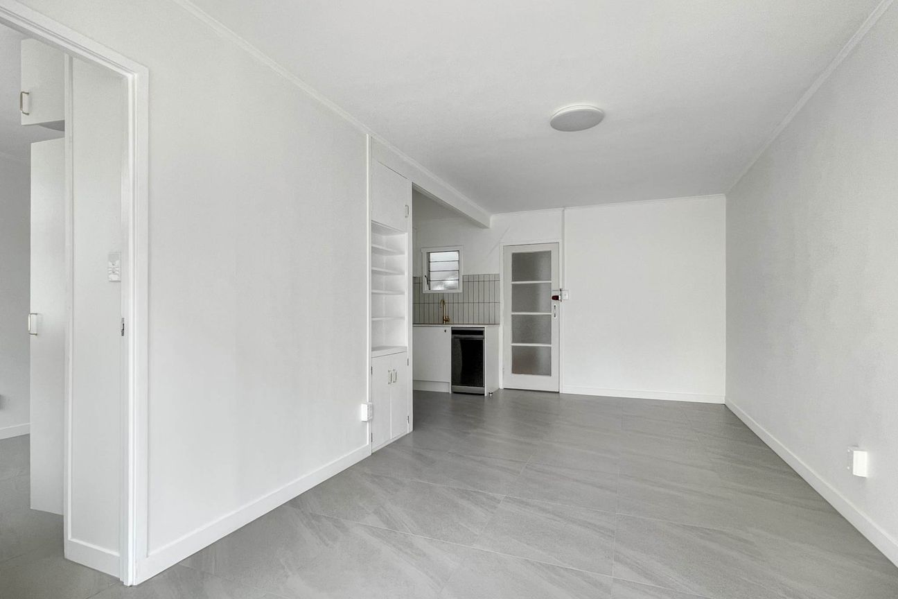 NEWLY RENOVATED HOME! Everything is at your fi... - Widok 2