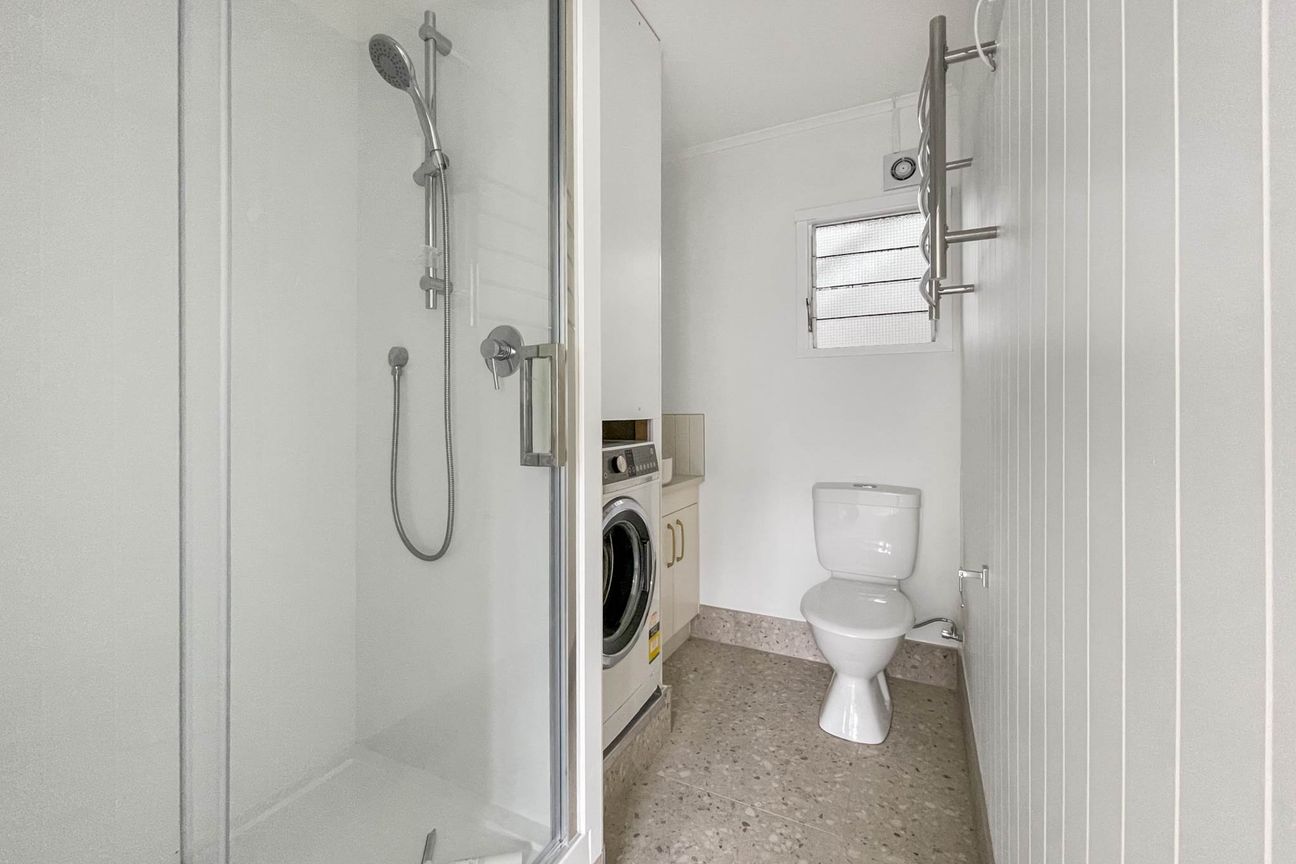 NEWLY RENOVATED HOME! Everything is at your fi... - Więcej