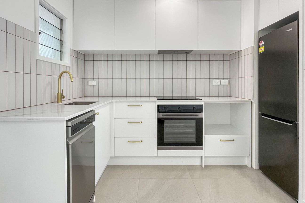 NEWLY RENOVATED HOME! Everything is at your fi... - Widok 4