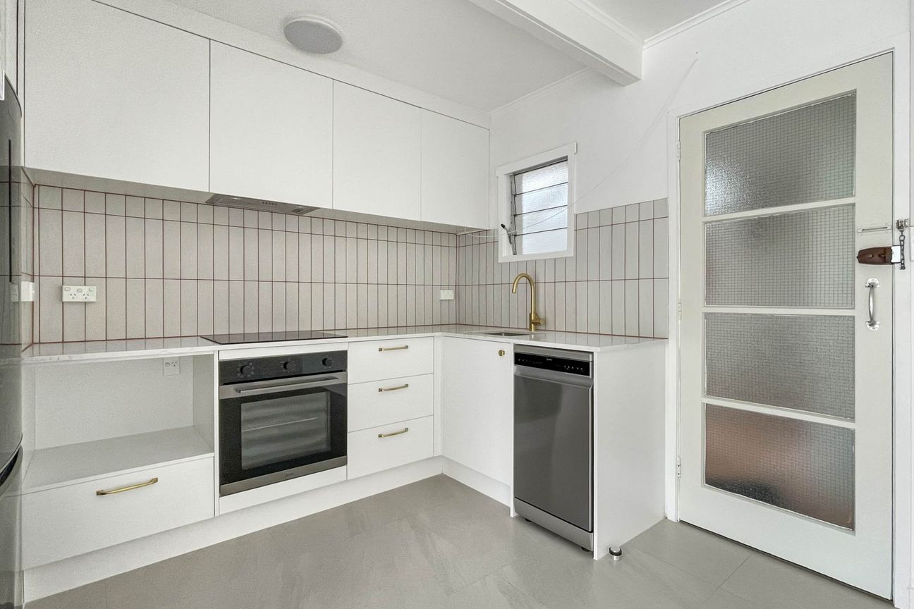 NEWLY RENOVATED HOME! Everything is at your fi... - Widok 3
