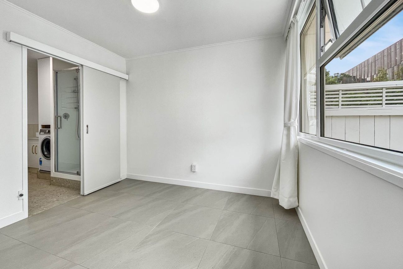 NEWLY RENOVATED HOME! Everything is at your fi... - Widok 5