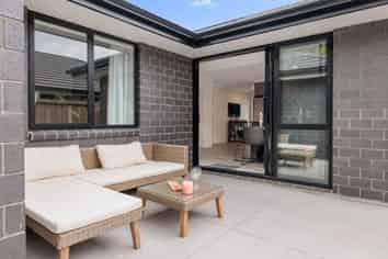 81 Pakanga Grove, Pyes Pa