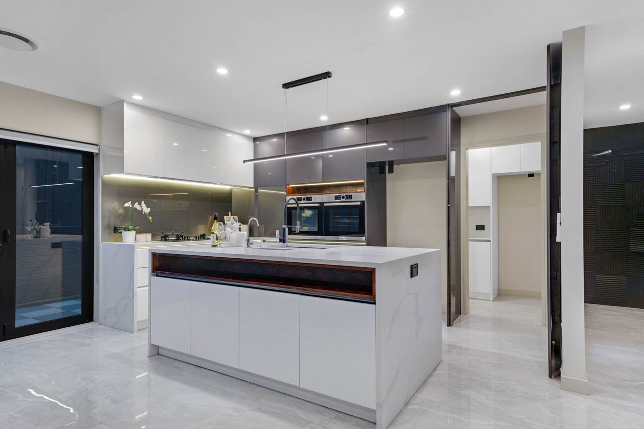 Luxury Living + Home & Income - Altro