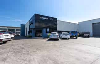  1,255m² Industrial  with Huge Paramount Dr Frontage