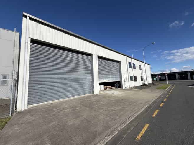 High-Stud warehouse with dual access & amenities