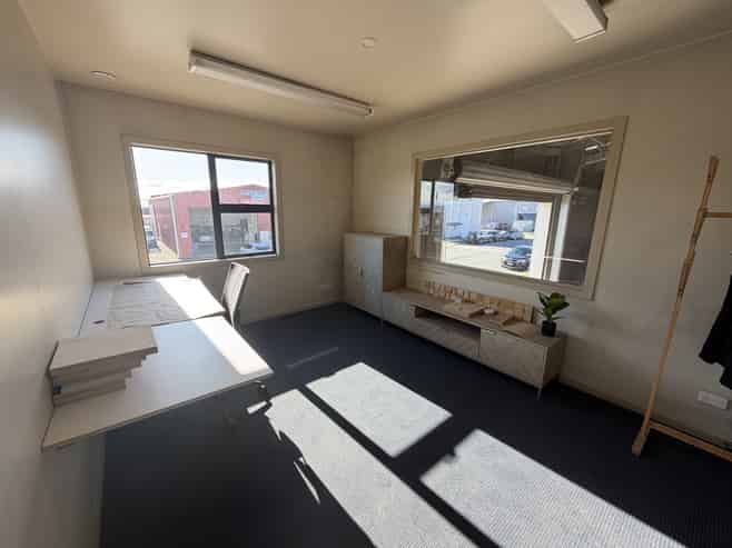 High-Stud warehouse with dual access & amenities