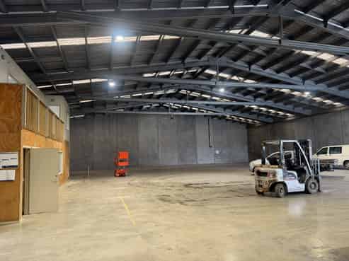High-Stud warehouse with dual access & amenities
