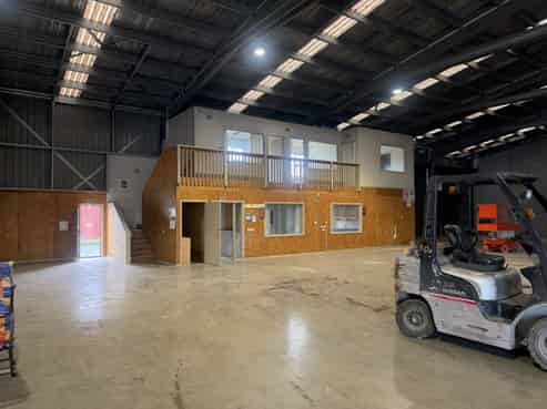 High-Stud warehouse with dual access & amenities