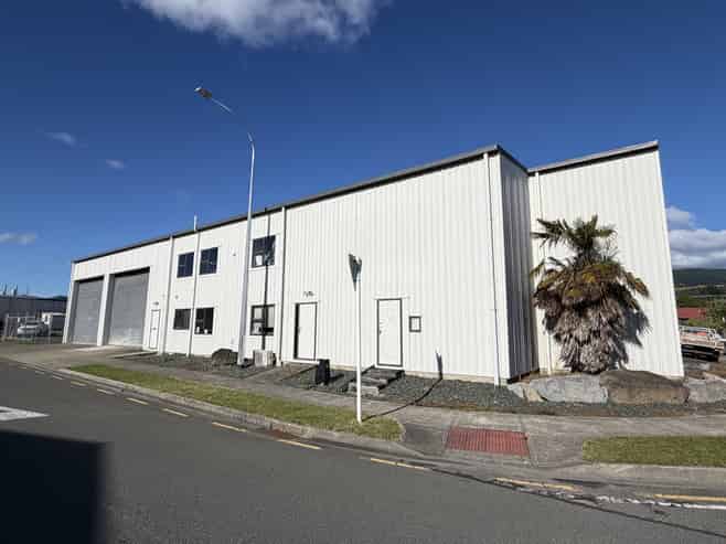 High-Stud warehouse with dual access & amenities