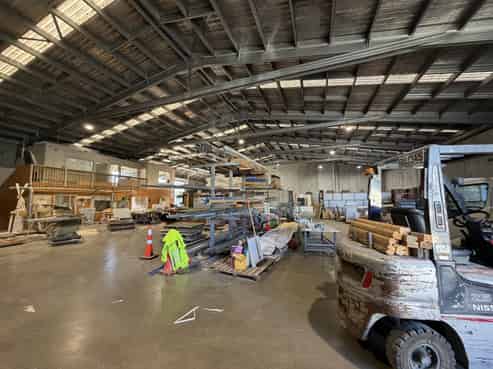 High-Stud warehouse with dual access & amenities
