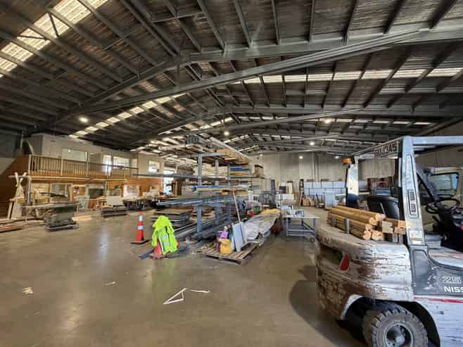 High-Stud warehouse with dual access & amenities