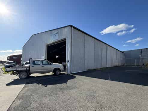 High-Stud warehouse with dual access & amenities