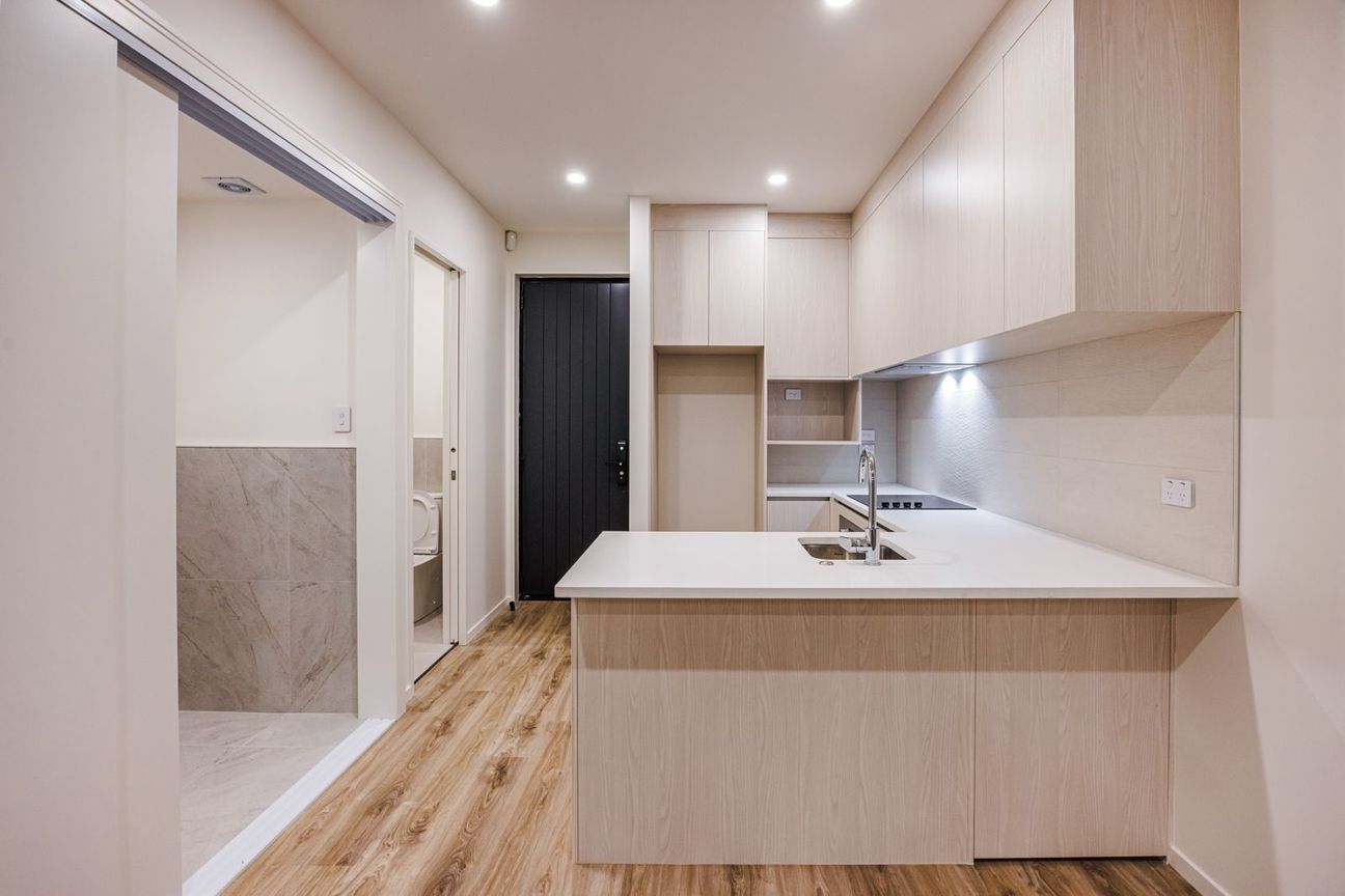 Modern Easy Living in a Highly Convenient Location - Więcej