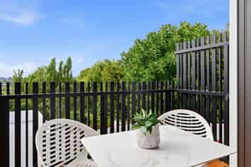 2/19 Trias Road, Totara Vale