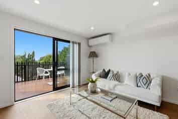 2/19 Trias Road, Totara Vale