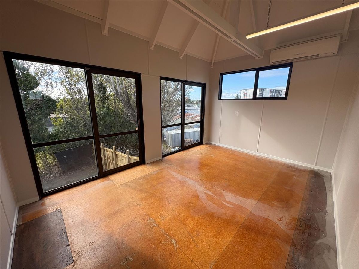 Savills |  Sealed Yard with Workshop - Widok 6
