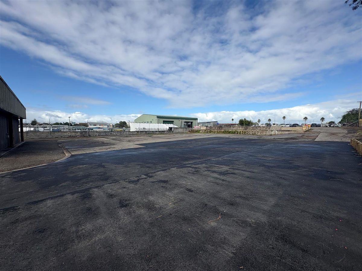 Savills |  Sealed Yard with Workshop - Widok 3