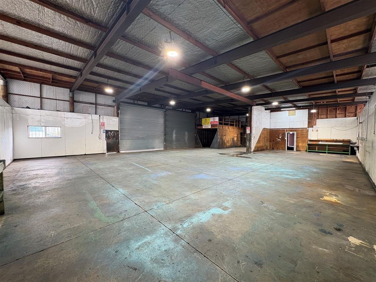 Savills |  Sealed Yard with Workshop - Widok 4