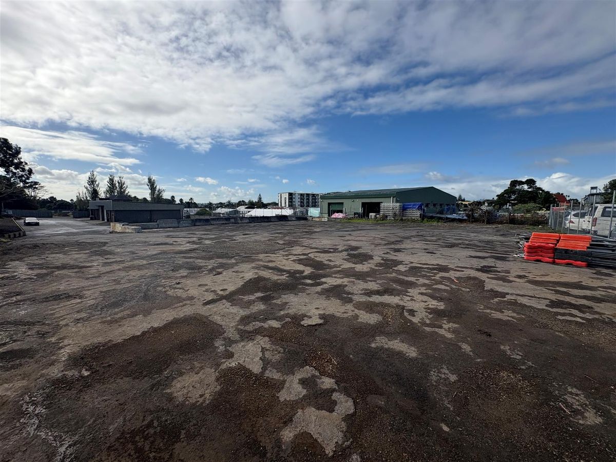 Savills |  Sealed Yard with Workshop - Widok 2