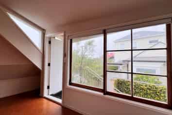 SMALL PRIVATE OFFICE - THREE LAMPS
