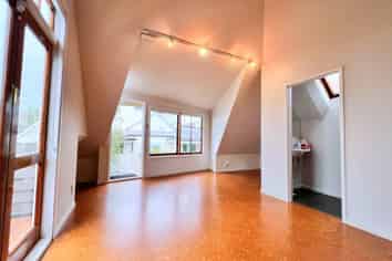 SMALL PRIVATE OFFICE - THREE LAMPS
